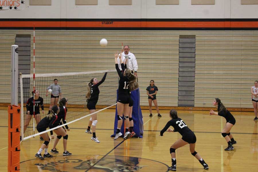 Elle Hillers blocked the ball with teammate to score a point