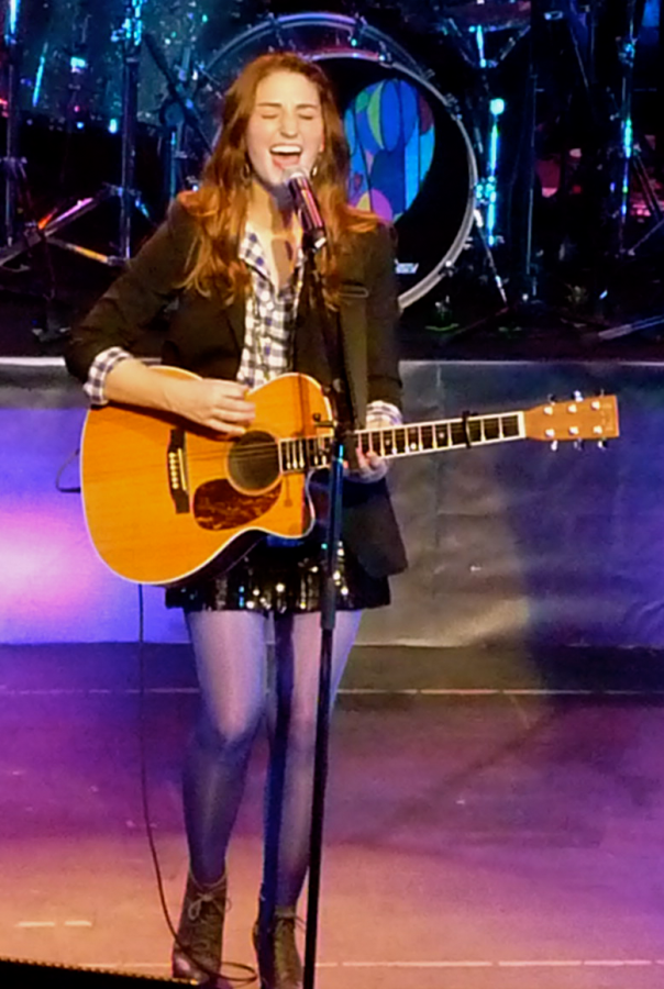 Sara Bareilles at the Warfield in 2010; the fashions are some improved. (Mirrorblade, CC BY-SA 3.0 , via Wikimedia Commons)