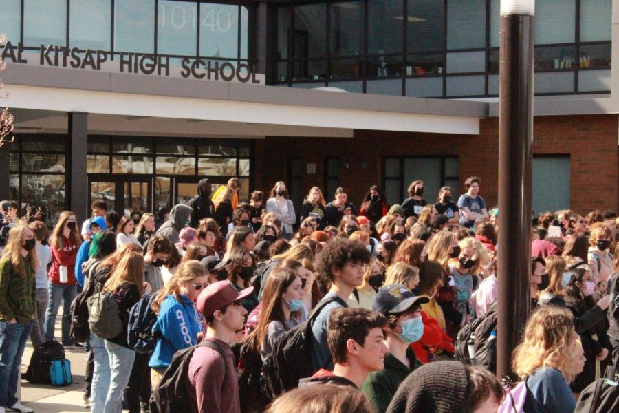 A+sea+of+students+participating+in+the+walkout.+