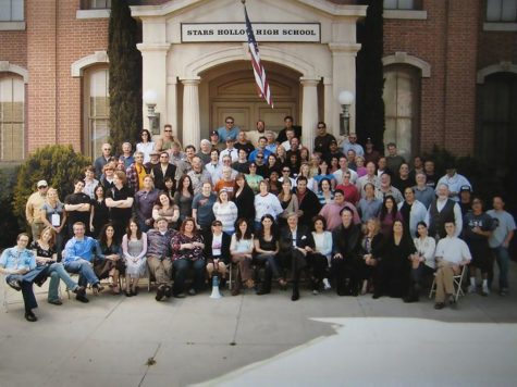 The GIlmore Girls cast and crew in their finale wrap photo.