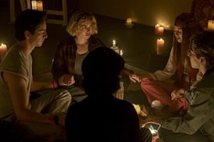 SCHOOL SPIRITS: “Seance Anything”- From left: Milo Manheim as Wally, Peyton List as Maddie, RaeAnne Boone as Dawn, Nick Pugliese as Charley and Sarah Yarkin as Rhonda in season 1, episode 7 of SCHOOL SPIRITS, streaming on Paramount +,  2023. CREDIT: Ed Araquel/Paramount+