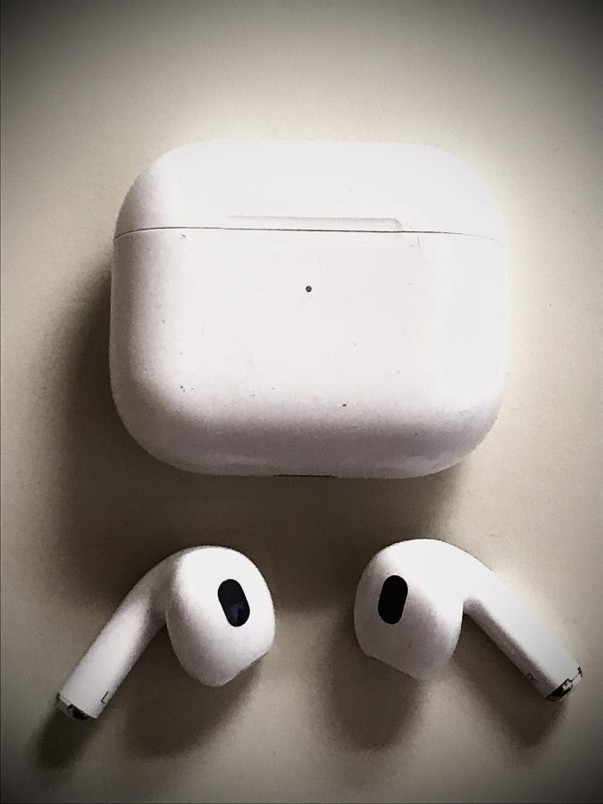 Many+teens+use+AirPods+as+a+source+of+music+in+school