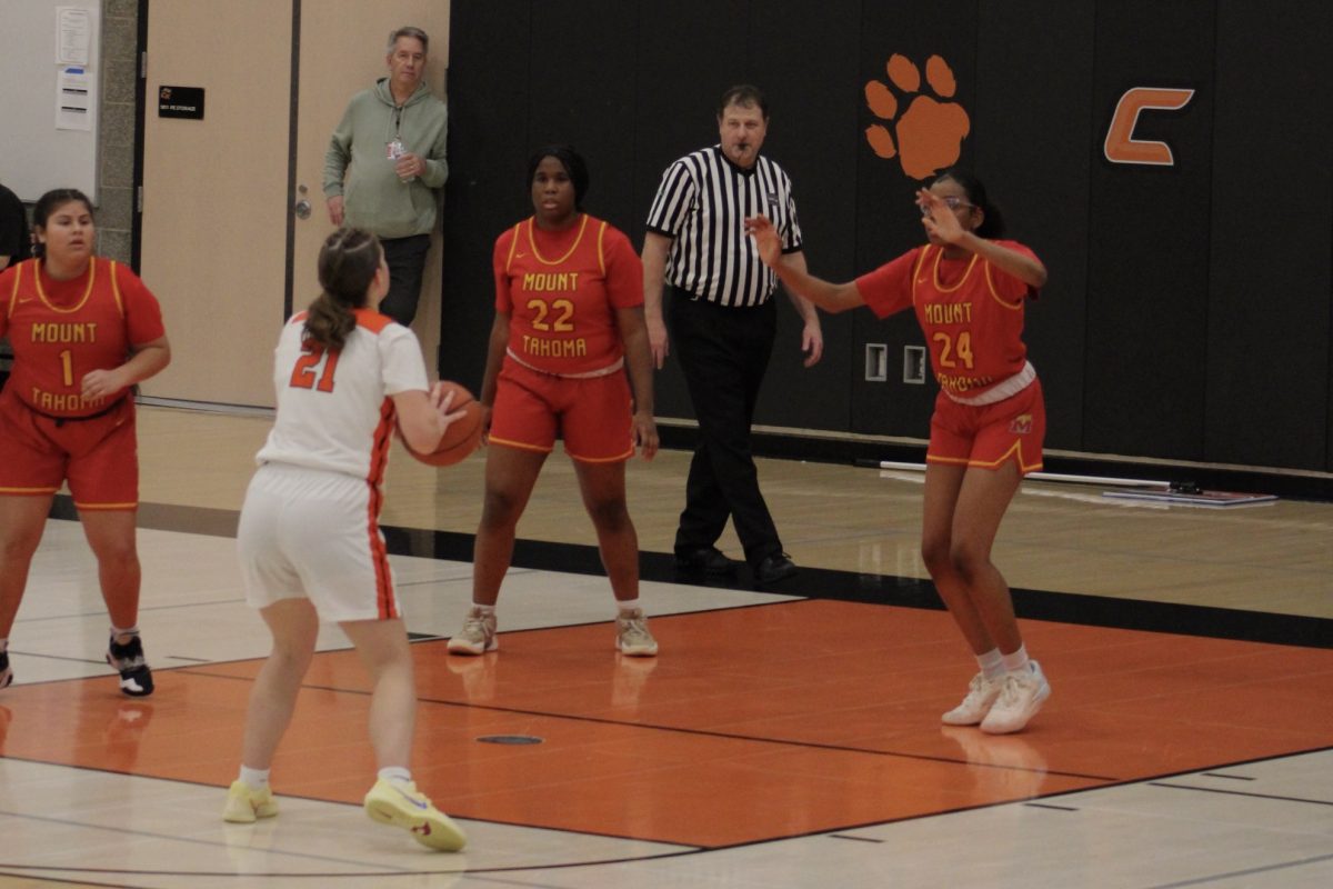 Izzy Griffin (Jersey #21) shooting a wide open 2-pointer.