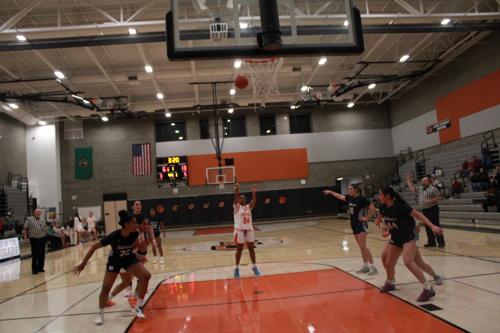 Player #24 (Alani Davis) shooting from the free throw line