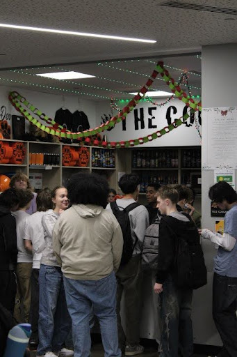 CKHS students lining up at the Cougar Den during first lunch.