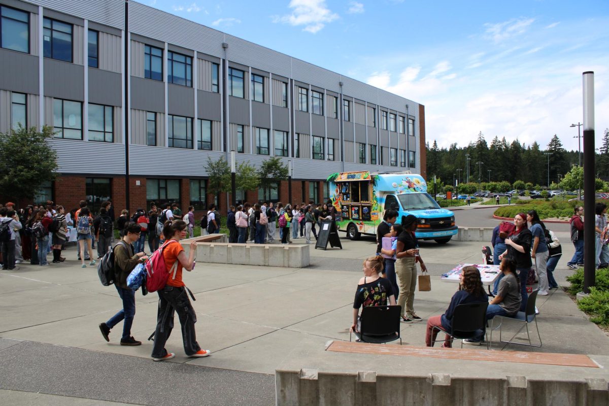 Students meander around to different clubs at the Cougar Carnival.